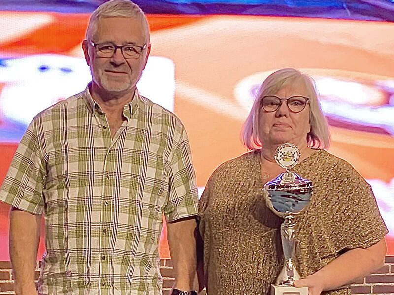 w_img_3026.jpg - Kim og Jeanette Søgreen, modtager af prisen for Årets officials