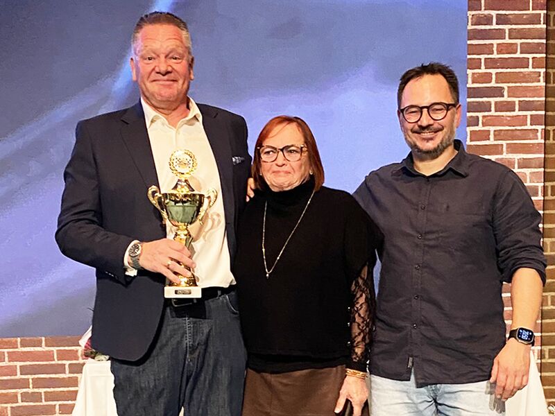 w_img_3034.jpg - Lene Høeberg Hansen i midten overrækker Flemmings pokal til Henrik Valentin og Thomas Bakke Jacobsen