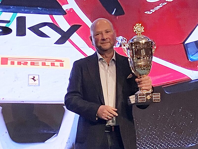 w_img_3040.jpg - Johnny Andersen, modtager af Hill Climb mesterskabspokalen i Vægt/effekt klasser