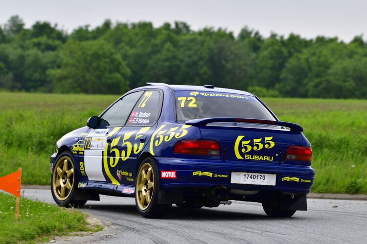 Løbets yngste bil: Rallykøreren Hans Erik Madsen kommer i denne hurtige Subaru Impreza fra 1995